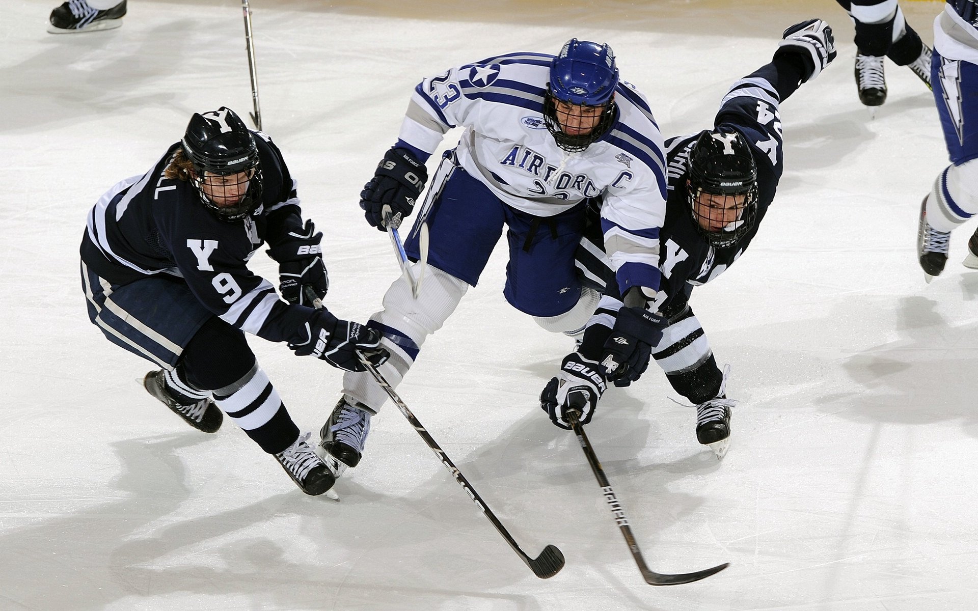 爱游戏平台-五大联赛教练是否更倾向于使用多位置球员提升容错率，五大联赛现任教练