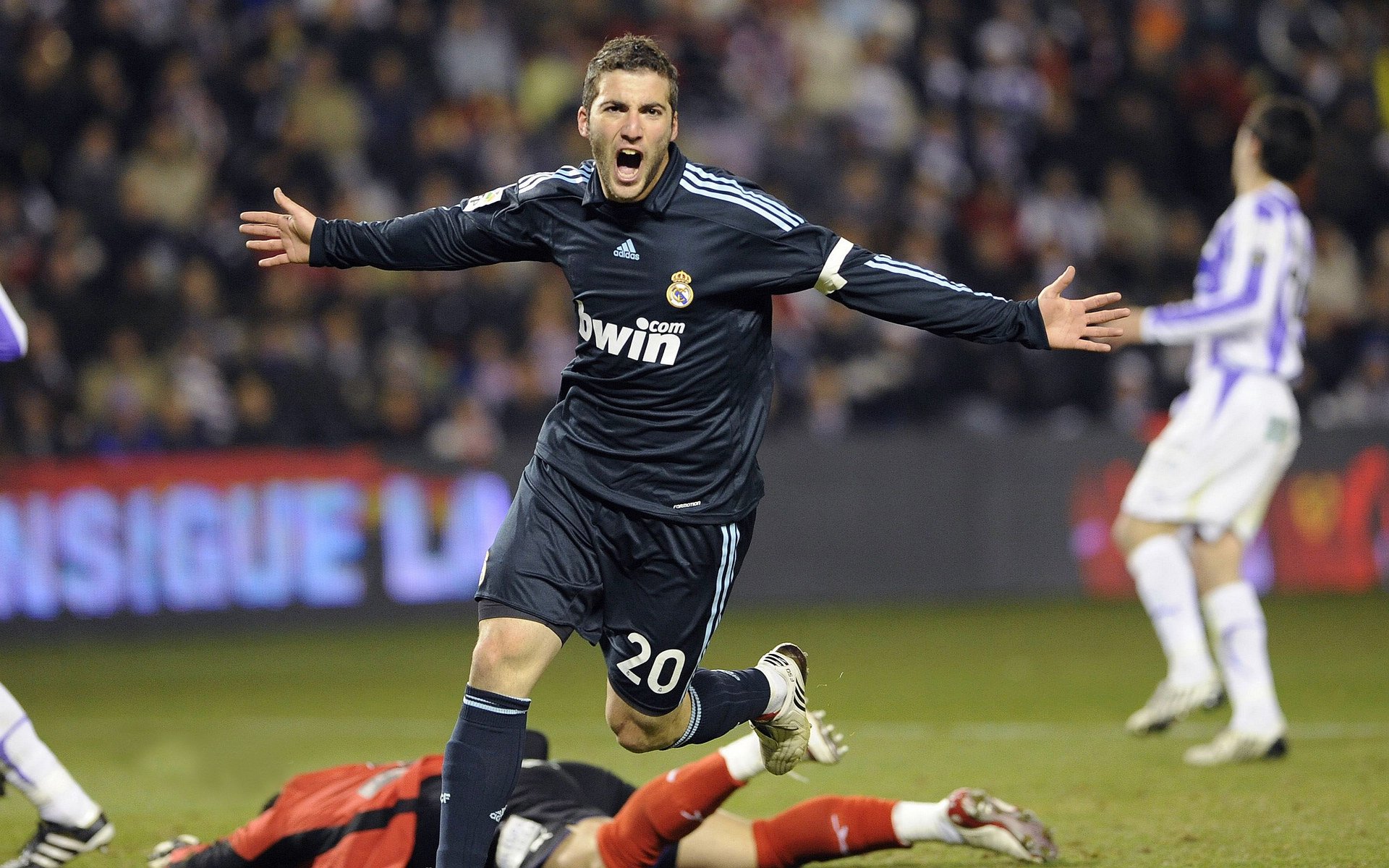 AYX爱游戏中国-电竞新秀选手首次登场展现不俗实力，电竞show