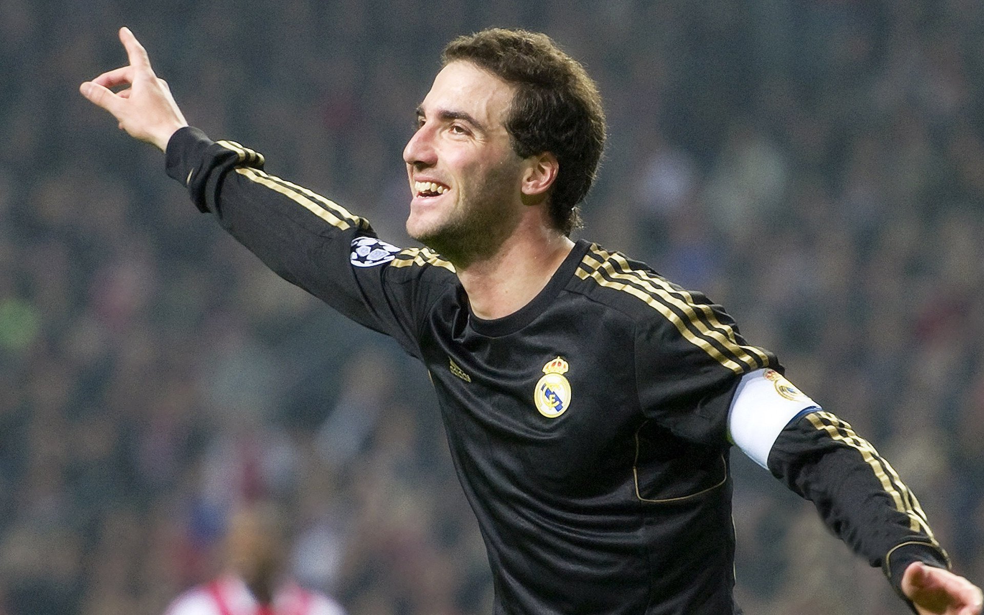 爱游戏体育平台-西甲赛季中段，落后球队加紧追赶领先者，西甲联赛最后几名降级